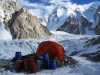 Basislager, im Hintergrund der Hidden Peak (8080m)