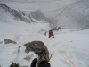 Nisar und Gerfried steigen in der extrem steilen Eisflanke zu Cedric hoch (6550m)